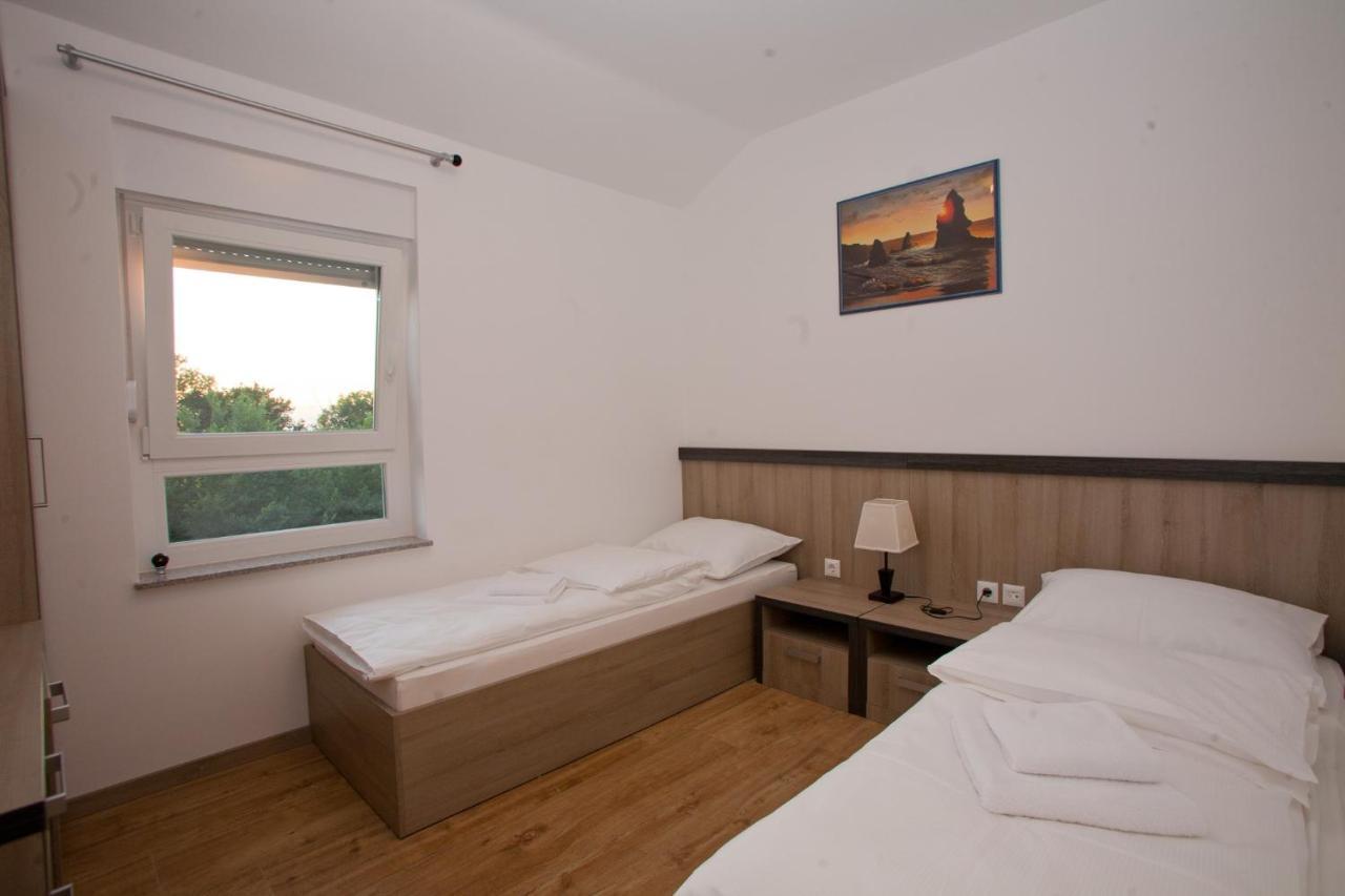 Apartments Maslina II Njivice Esterno foto