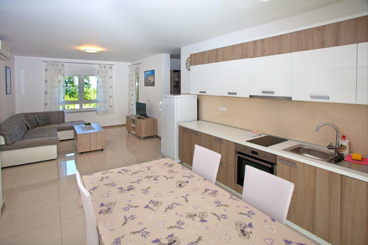 Apartments Maslina II Njivice Esterno foto