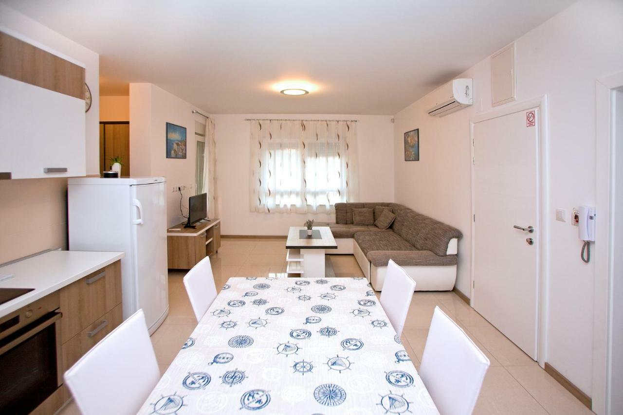Apartments Maslina II Njivice Esterno foto