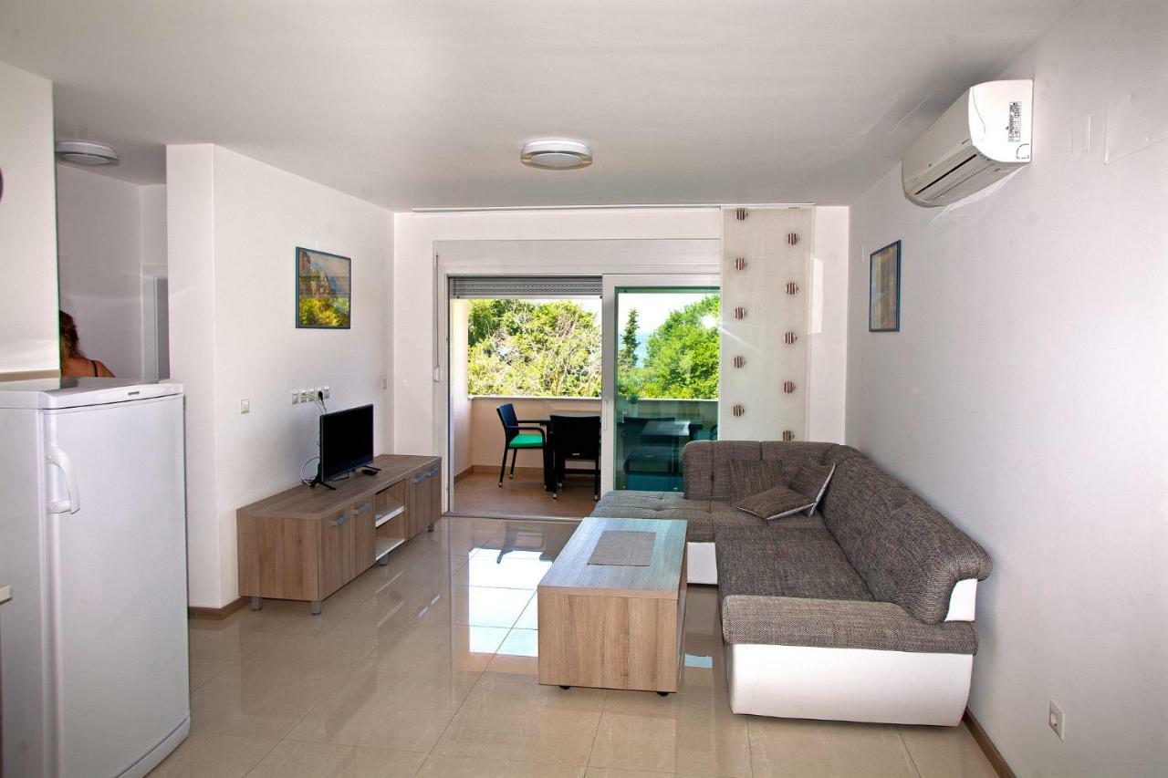Apartments Maslina II Njivice Esterno foto